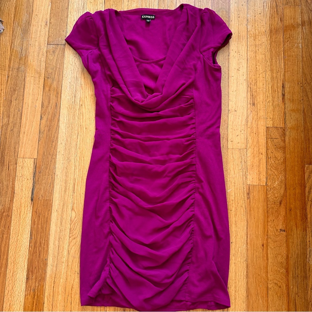 Express Woman’s form-fitting Dress in Dark Pink XS